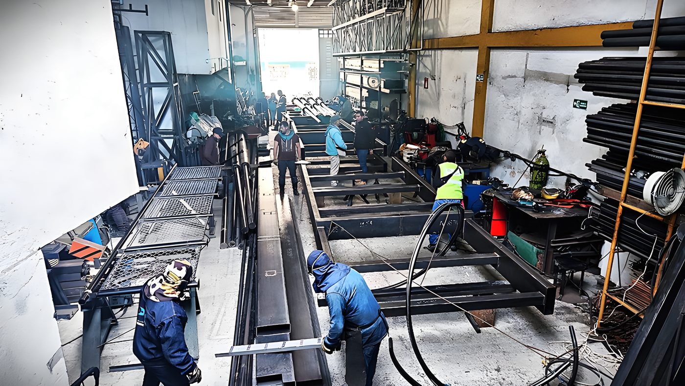 Taller de Star Group con soldadores trabajando sobre estructuras metálicas