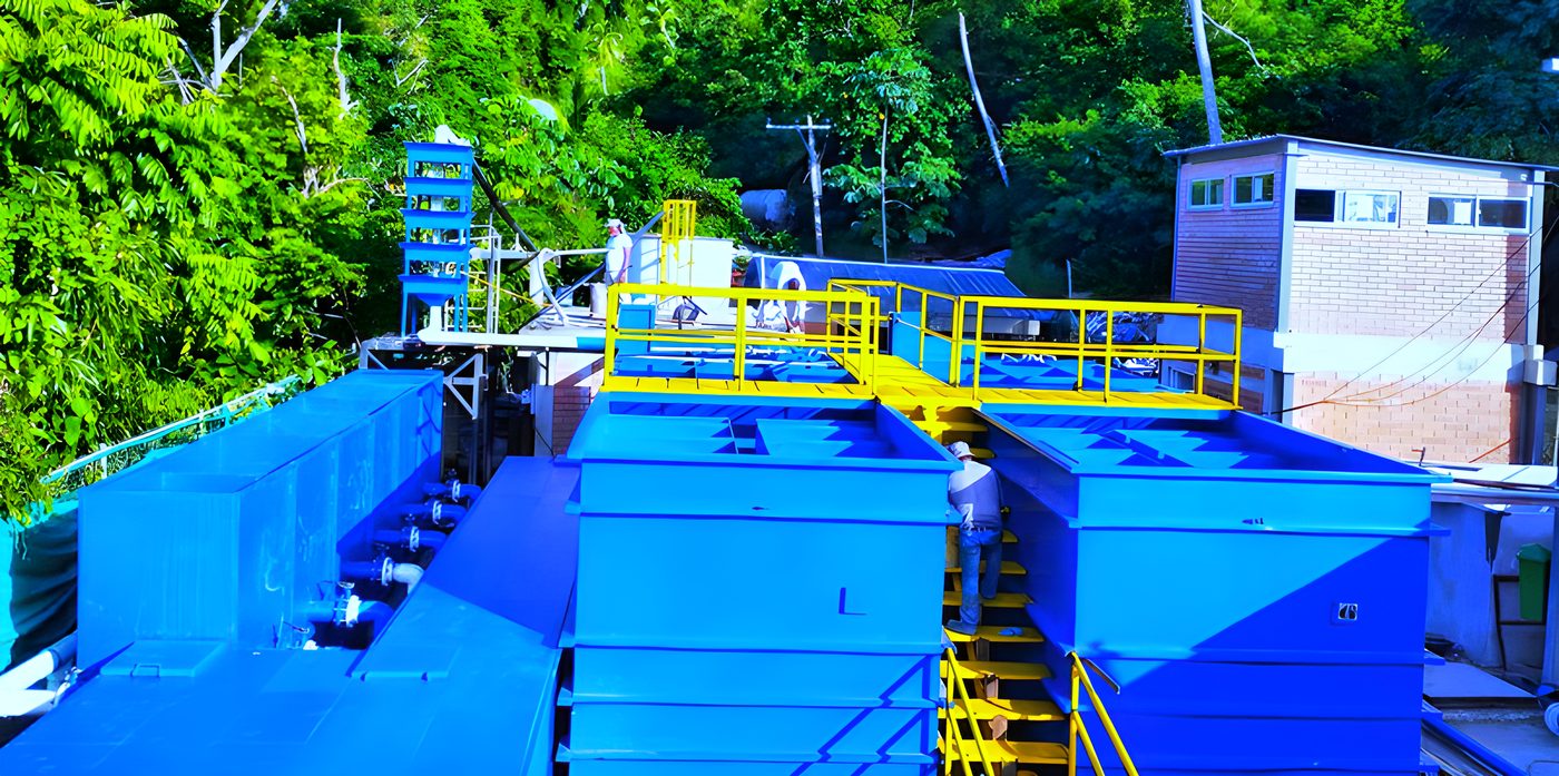 Planta de tratamiento de agua potable (PTAP) con tanques metálicos azules